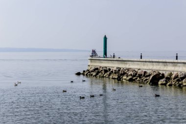 Vistula Bay sıcak bir yaz günü olduğunu. Deniz feneri liman girişinde. Site hakkında seyahat, balıkçılık, Doğa, deniz, tekneler, gemiler.