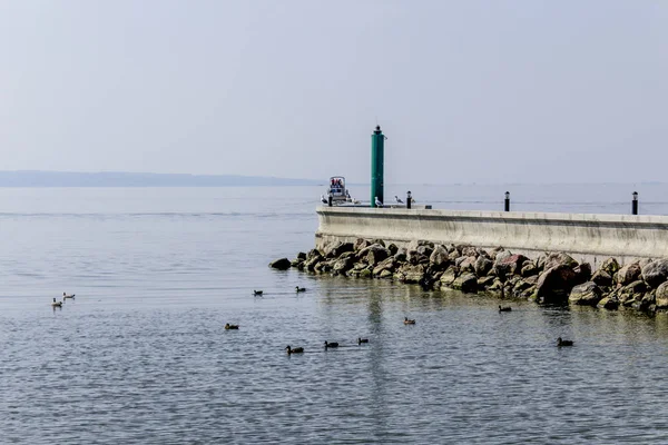 Vistula Bay sıcak bir yaz günü olduğunu. Deniz feneri liman girişinde. Site hakkında seyahat, balıkçılık, Doğa, deniz, tekneler, gemiler.