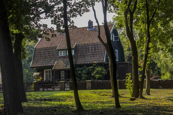 Siyah duvarlı yenilenmiş ahşap ev. Yirminci yüzyılın başında. Resort kasaba, Krynica Morska (Kalberg). Baltık Denizi'nin kıyısında.