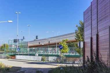 Bir kavşak ve Üstgeçit ekranları emici ses. Metal çerçeve cam ve ses emici paneller ile dolu. Modern teknoloji, Varşova, Polonya.