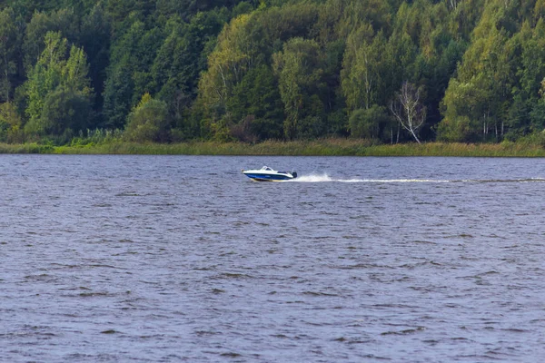 Erken sonbahar. Volga Nehri yakınında Konakovo.A motorlu tekne ile bir balıkçı. Tver bölgesi, site hakkında seyahat ve balıkçılık için Merkez Russia.Background.