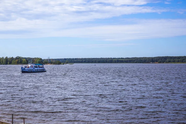 Journée Ensoleillée Volga Près Konakovo Bateau Plaisance Milieu Rivière Région — Photo