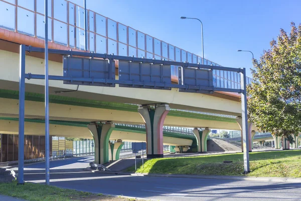 Otoyol ve üstgeçit ve renkli Beton sütunlar üzerinde ekranlar emici ses. Metal çerçeve cam ile dolu. Modern teknoloji, Varşova, Polonya.