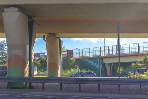 Karayolu köprülerine ve renkli Beton sütunlar. Metal çerçeveler ile cam dolu ses emici ekranlardır. Modern teknoloji, Varşova, Polonya.