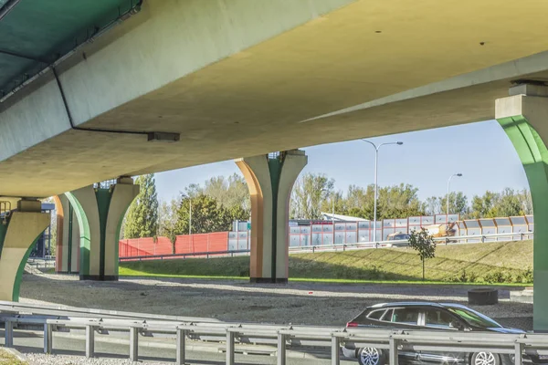 Karayolu köprülerine ve renkli Beton sütunlar. Metal çerçeveler ile cam dolu ses emici ekranlardır. Modern teknoloji, Varşova, Polonya.