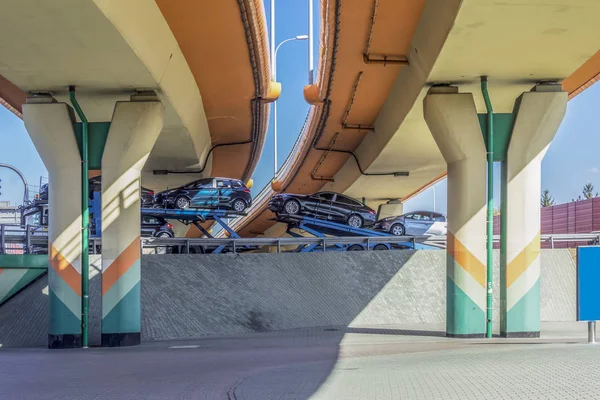 Yol Kavşak Köprülerine Renkli Beton Sütun Römork Yeni Araçların Taşımaktadır — Stok fotoğraf
