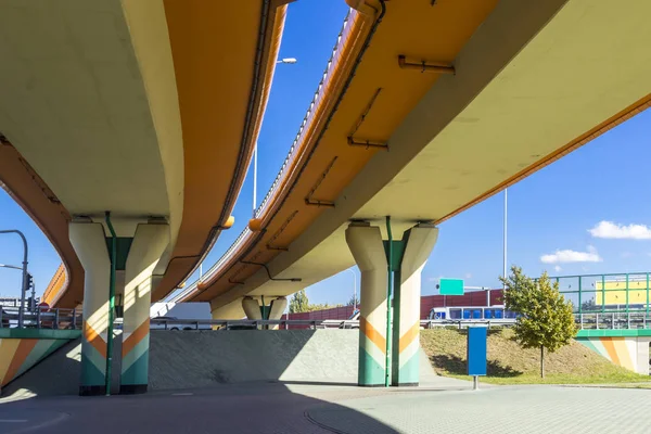 Autobahn Überführungen Und Bunte Betonstützen Schallabsorbierende Bildschirme Sind Mit Glas — Stockfoto