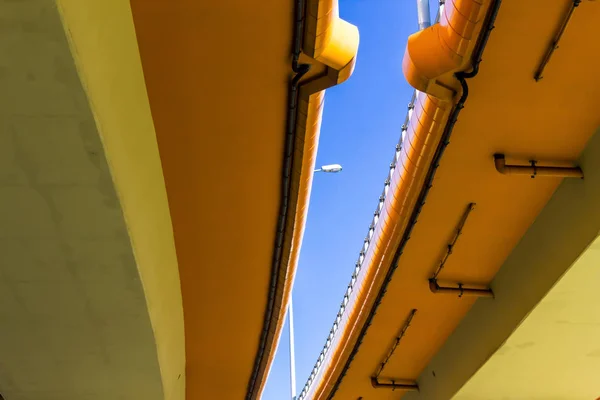 Autobahn Und Bunte Betonüberführungen Blauer Himmel Und Metalllaterne Der Lücke — Stockfoto