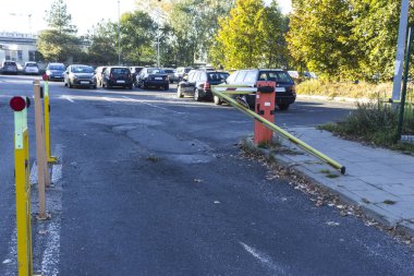 Araba ücretli otopark çıkışından, bariyer kırdı. Araban, Park, yol, para, duygu, kapı, polis hakkında site için iyi bir fotoğraf. 