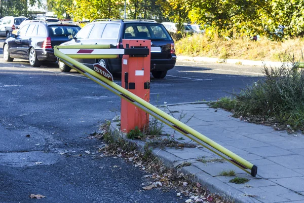 Araba ücretli otopark çıkışından, bariyer kırdı. Araban, Park, yol, para, duygu, kapı, polis hakkında site için iyi bir fotoğraf. 