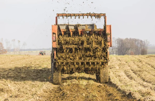 Finales Del Otoño Tractor Con Remolque Campo Fertilizado Con Estiércol —  Fotos de Stock