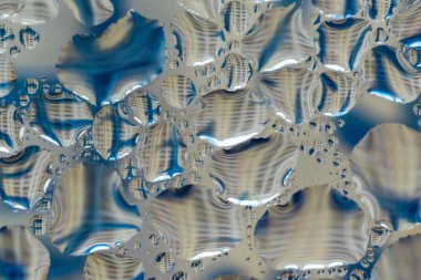 Makro fotoğraf. Soyut aqua desen arka plan olarak. Su damlacıkları bükülmüş yansımalar. Mavi çizgiler ve çok katlı bina.