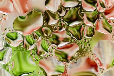 Makro fotoğraf. Soyut aqua desen arka plan olarak. Su damlacıkları bükülmüş yansımalar. Yeşil ve kırmızı noktalar ve çizgiler, ayrıca çok katlı bina.