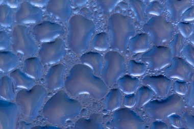 Makro fotoğraf. Arka plan olarak soyut aqua desen... Menekşe görüntü. Camına su damlaları.