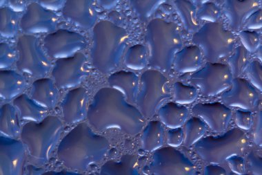 Makro fotoğraf. Arka plan olarak soyut aqua desen... Menekşe görüntü. Camına su damlaları.