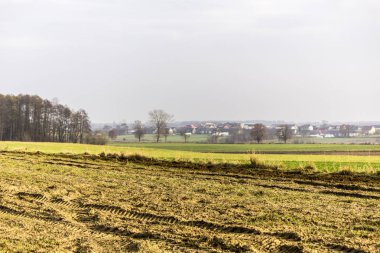 Geç sonbaharda. Çayırlar ve ön planda sürülmüş alanlar. Köy içinde belgili tanımlık geçmiş. Site agroindustry, tarım, hava durumu, mevsim, sanat, romantizm hakkında. 