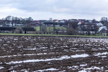 Biraz kar sürülmüş sahada. Köy ve ağaçlar içinde belgili tanımlık geçmiş. Kış başında Avrupa'da.