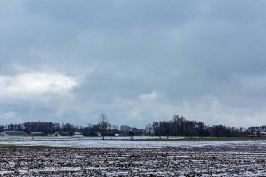 Biraz kar sürülmüş sahada. Köy ve orman içinde belgili tanımlık geçmiş. Kış başında Avrupa'da.
