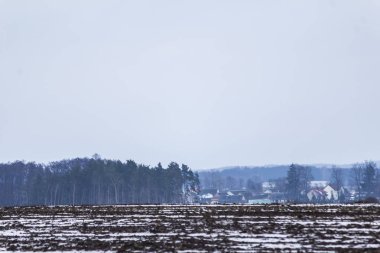 Biraz kar sürülmüş sahada. Köy ve orman içinde belgili tanımlık geçmiş. Kış başında Avrupa'da.