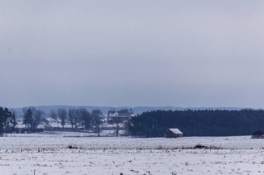 Biraz kar sürülmüş sahada. Kilise köy ve orman içinde belgili tanımlık geçmiş. Kış başında Avrupa'da.