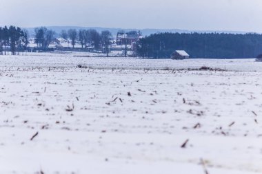 Biraz kar sürülmüş sahada. Kilise köy ve orman içinde belgili tanımlık geçmiş. Kış başında Avrupa'da.