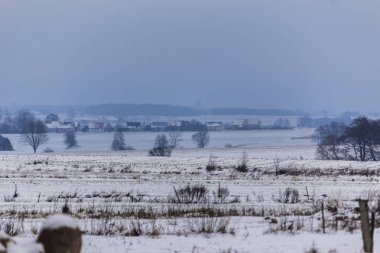 Kar kaplı alanlar ve çayırlar. Köy ve süt çiftlikleri içinde belgili tanımlık geçmiş. Kış başında Avrupa'da.