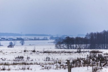 Kar kaplı alanlar ve çayırlar. Köy ve süt çiftlikleri içinde belgili tanımlık geçmiş. Kış başında Avrupa'da.