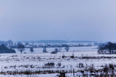 Kar kaplı alanlar ve çayırlar. Köy ve süt çiftlikleri içinde belgili tanımlık geçmiş. Kış başında Avrupa'da.