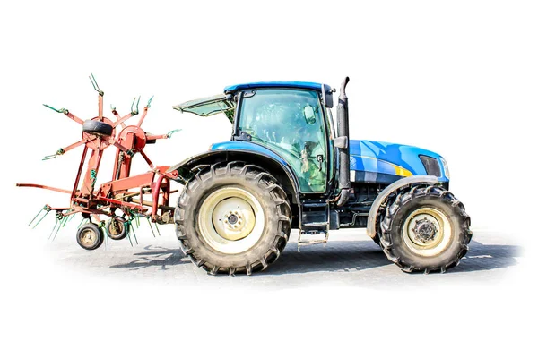 强大的拖拉机与一个大的草地泰迪车 独立的照片 奶牛场所需的设备 — 图库照片