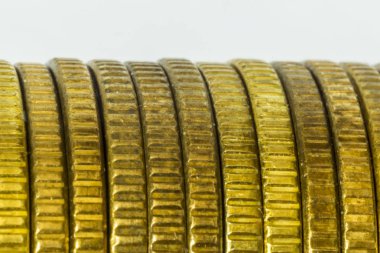 Sikke yığını Macrophoto. Bir yığın sikke yan tarafında yatıyor. Yan görünümü. Finans, para, toplama, ilişkiler hakkında bir site için iyi bir görüntü.