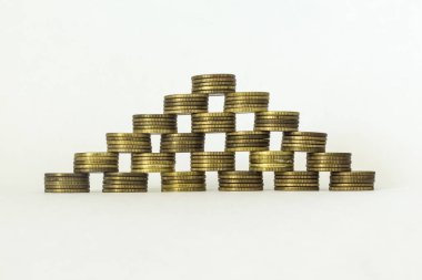 Beyaz bir arka plan üzerinde bakır sikke yığını. Yığınlar bir piramit gibi görünüyorsun. Finans, para, toplama, ilişkiler hakkında bir site için iyi bir görüntü.