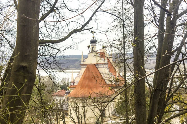 Stromy Výhled Město Kopce Katolický Kostel Údolí Kazimierz Dolny Středověké — Stock fotografie