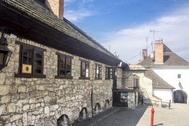 Eski Sinagog duvar, kireçtaşı inşa. Ahşap kiremit. Kazimierz Dolny Vistula üzerinde bir orta çağ şehri.