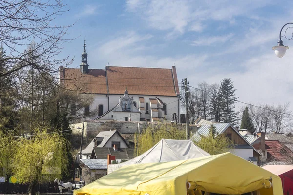 Pazar Meydanından Katolik Kilisesi Nin Görünümü Kazimierz Dolny Vistula Üzerinde — Stok fotoğraf