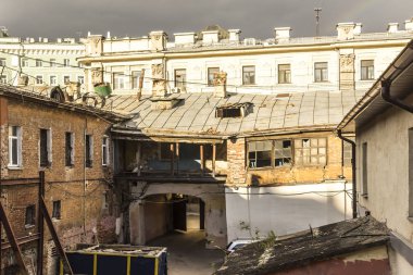 On dokuzuncu yüzyılda inşa edilmiş çeyrek, iç avlu. Uzun zamandır tamir edilmemiş. Eski duvarlar, tuğlalar, pencereler, uzantılar, kemer.