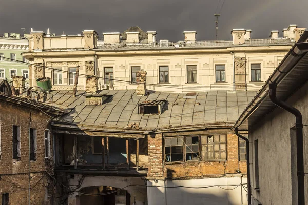 On dokuzuncu yüzyılda inşa edilmiş çeyrek, iç avlu. Uzun zamandır tamir edilmemiş. Eski duvarlar, tuğlalar, pencereler, uzantılar, kemer.