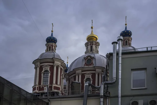 Kovové Kanálky Klimatizační Jednotka Omahované Stěně Kostel Pozadí Lokalita Architektuře — Stock fotografie