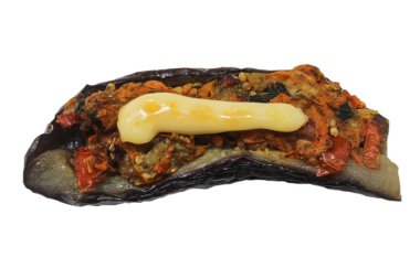 Fırında mayonezli patlıcan dolması . Türk ve Balkan mutfağı. Beyaz arka plan üzerinde yalıtılmış görüntü.