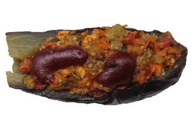 Ketçap altında fırında patlıcan dolması. Türk ve Balkan mutfağı. Beyaz arka plan üzerinde yalıtılmış görüntü.