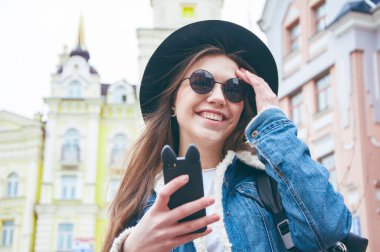 Güzel Avrupa kız bir selfie şehrin arka plan üzerinde yapar.