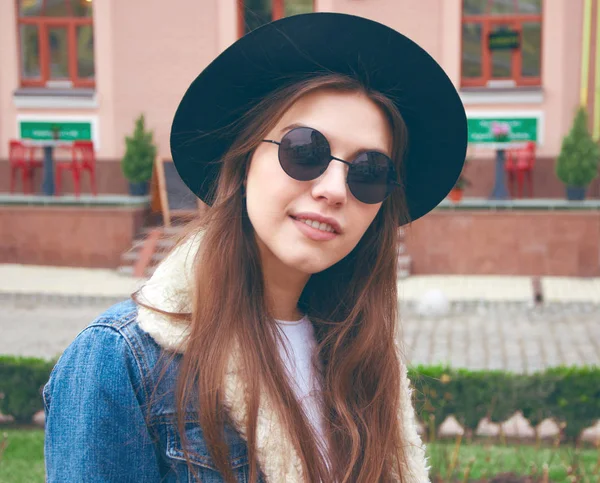 Şehir arka plan gülümseyen güzel bir Avrupa kız