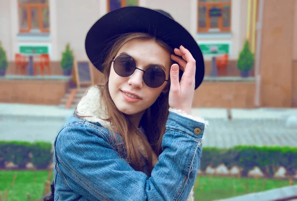 Şehir arka plan gülümseyen güzel Avrupa kız