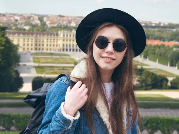 Hermosa chica europea sonriendo en el fondo de la ciudad — Foto de Stock