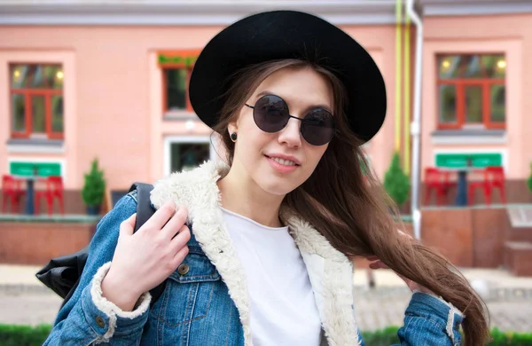 Şehir arka plan gülümseyen güzel Avrupa kız