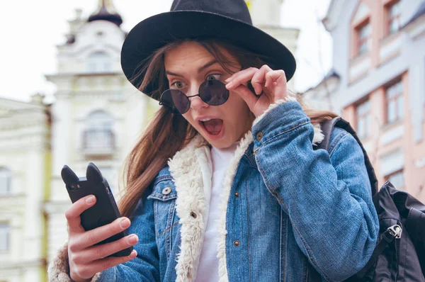 Güzel Avrupa kız bir selfie şehrin arka plan üzerinde yapar.