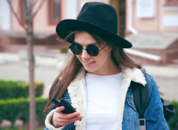 Güzel Avrupa kız bir şehir arka plan üzerinde bir bisiklet sürme