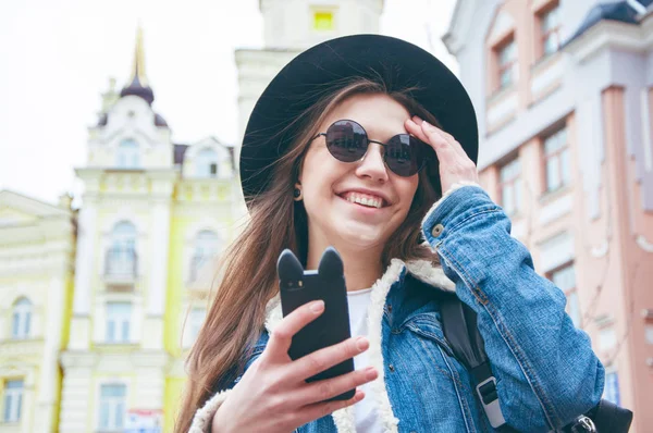 Hermosa chica europea hace una selfie en el fondo de la ciudad — Foto de Stock