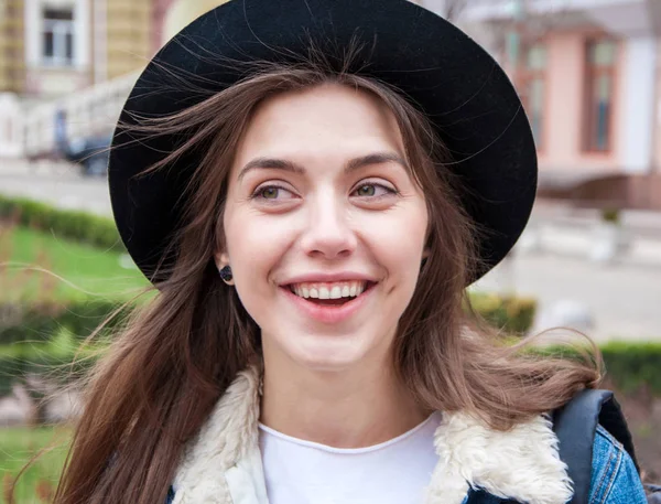 Şehir arka plan gülümseyen güzel Avrupa kız