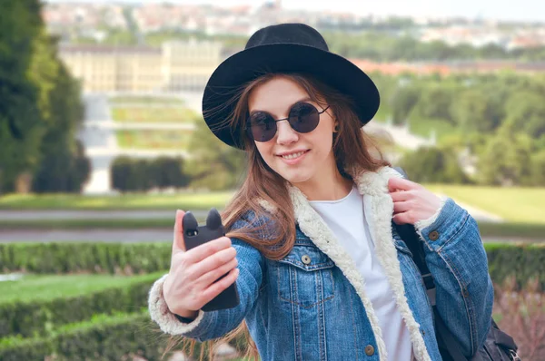 Una Hermosa Chica Europea Hace Una Selfie Fondo Ciudad — Foto de Stock