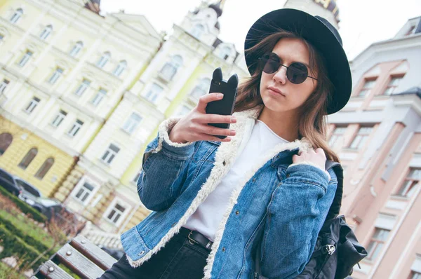 Una Hermosa Chica Europea Hace Una Selfie Fondo Ciudad — Foto de Stock